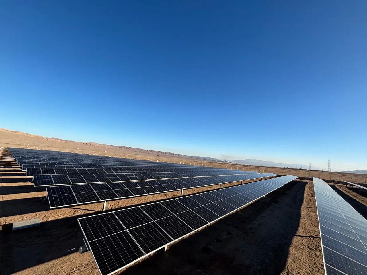 Vista panorámica real de extensas hileras de paneles fotovoltaicos