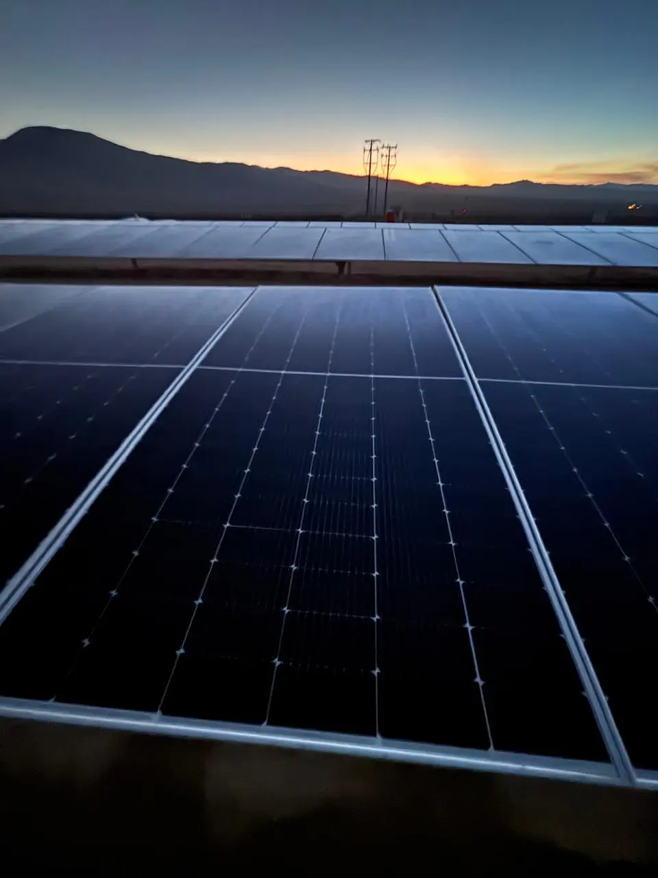 Superficie de un módulo fotovoltaico al atardecer